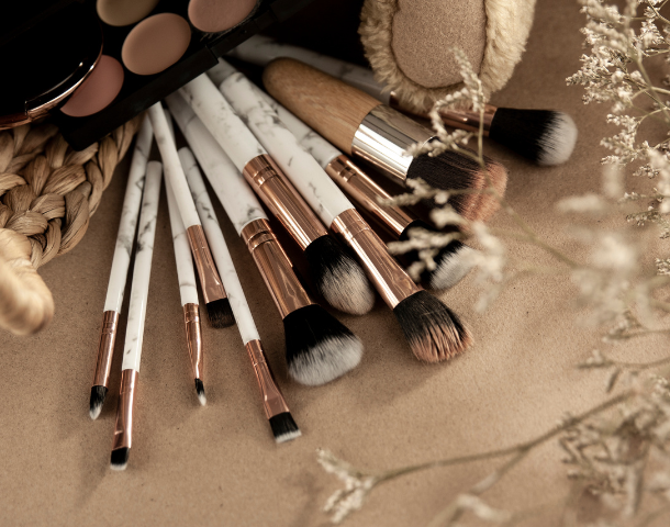 Dlaczego trzeba czyścić i dezynfekować przybory do makijażu?