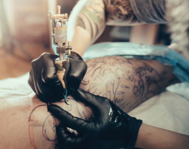 Jak powinien wyglądać bezpieczny zabieg tatuowania?