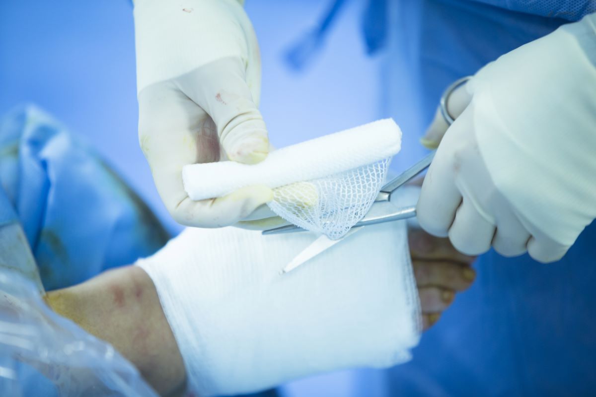 Opatrunki hemostatyczne – czym są oraz kiedy i jak ich używać?